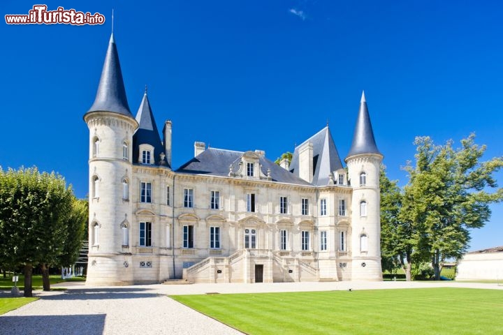 Immagine Il Castello Chateau Pichon Longueville, è in realtà una famosa cantina della regione di Bordeaux in Francia - © PHB.cz (Richard Semik) / Shutterstock.com