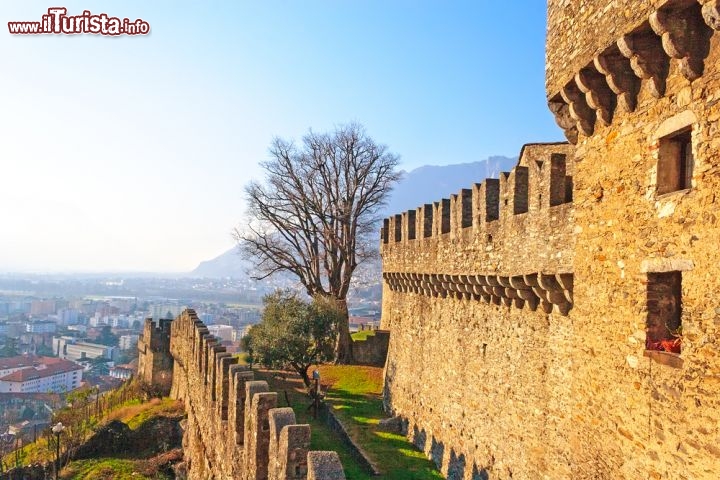 Immagine Il Castello di Montebello si trova a Bellinzona, è una delle tre fortezze cittadine. Siamo nel Canton Ticino in Svizzera - © Ivan Pavlov / Shutterstock.com