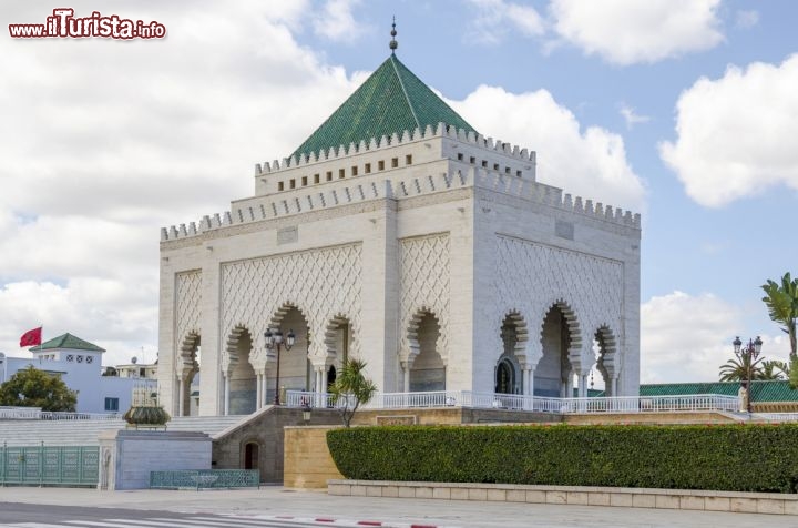 Immagine Il Mausoleo di Mohammed V a Rabat: il mausoleo si trova proprio di fronte alla Torre Hassan, sulla piazza Yacoub al-Mansour. Come in molte moschee marocchine, non è copnsentito l'ingresso ai non-musulmani - © laranik / Shutterstock.com
