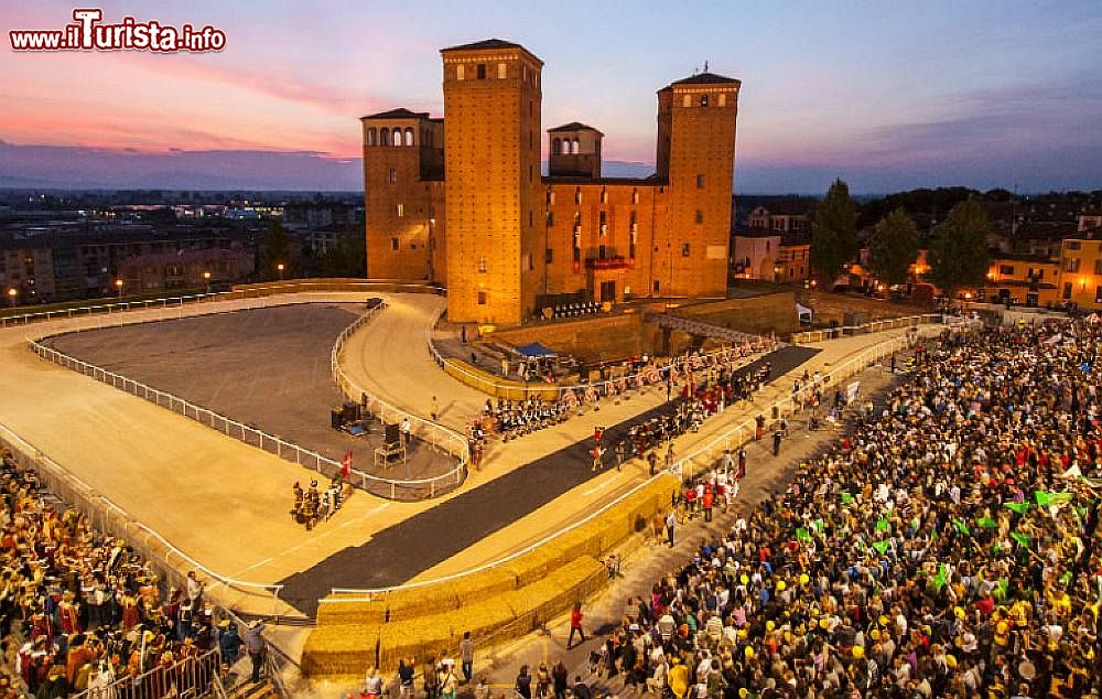 Immagine Il Palio di Fossano è la manifestazione più importante della città della Provincia di Cuneo. Si tiene ai piedi del Castello degli Acaja - ©  Comune di Fossano