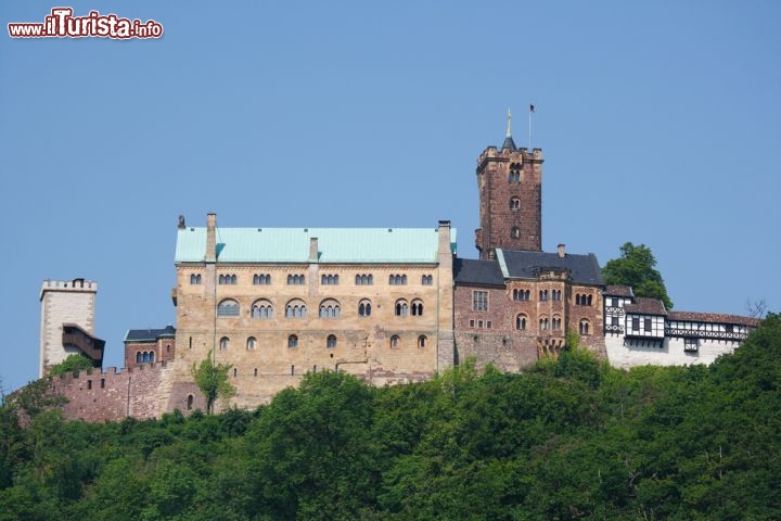Immagine Il Patrimonio Unesco di Eisenach vanta il magnifico Castello di Wartburg, famoso anche  per essere stato luogo di ispirazione in Germania per il grande compositore Richard Wagner  - © Manfred Steinbach / Shutterstock.com