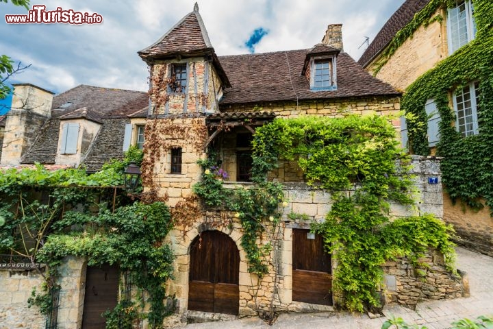Immagine Una vista del magico borgo medievale di Sarlat-la-Caneda in Aquitania (Francia)  - © ostill / Shutterstock.com