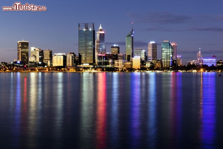 Immagine Il centro di Perth si riflette con un gioco di luci colorate sullo Swan River. Siamo nella capitale del Western Australia - © Robyn Mackenzie / Shutterstock.com