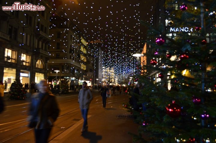 Immagine Il centro di Zurigo durante il periodo di Natale:un tripudio di luci e colori