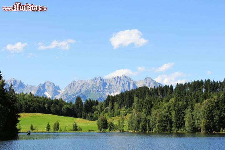 Immagine Il lago nero di Kitzbuhel Schwarzsee in Tirolo - © bofotolux / Shutterstock.com