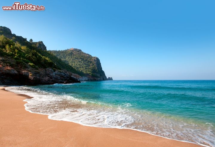 Immagine Il mare di Alanya: ci troviamo lungo la costa mediterranea della Turchia - © muratart / Shutterstock.com