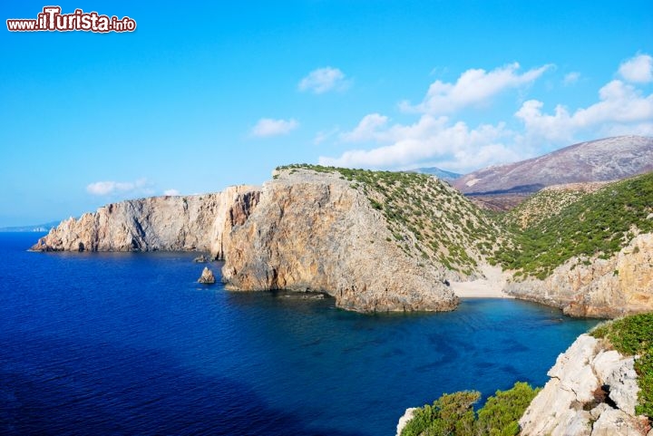 Immagine Il mare di Cala Domestica vicino a Buggerru in Sardegna  - © marmo81 / Shutterstock.com
