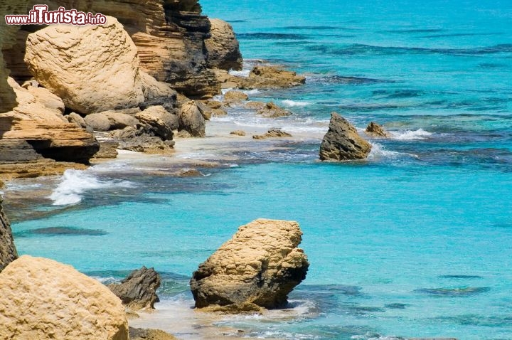 Immagine Il mare cristallino della bella spiaggia di Agiba. Questo tratto di costa si trova vicino  a Marsa Matrouh, sulla costa mediterranea dell'Egitto - © Waltraud Oe / Shutterstock.com