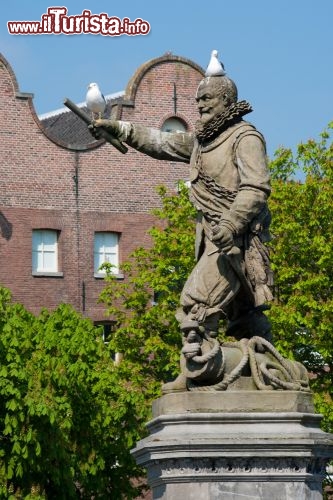 Immagine Il marinaio olandese Piet Heyn è celebrato con una statua in centro a Rotterdam, in Olanda - © hans engbers / Shutterstock.com