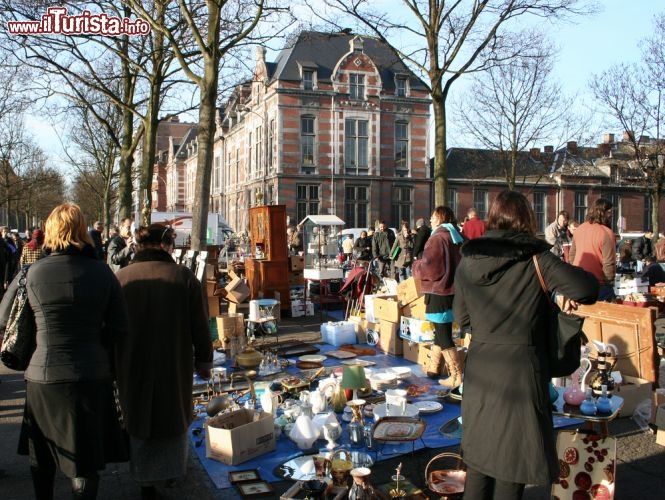Immagine Il mercato in piazza a Liegi, in Belgio  - © Pawel Kielpinski / Shutterstock.com