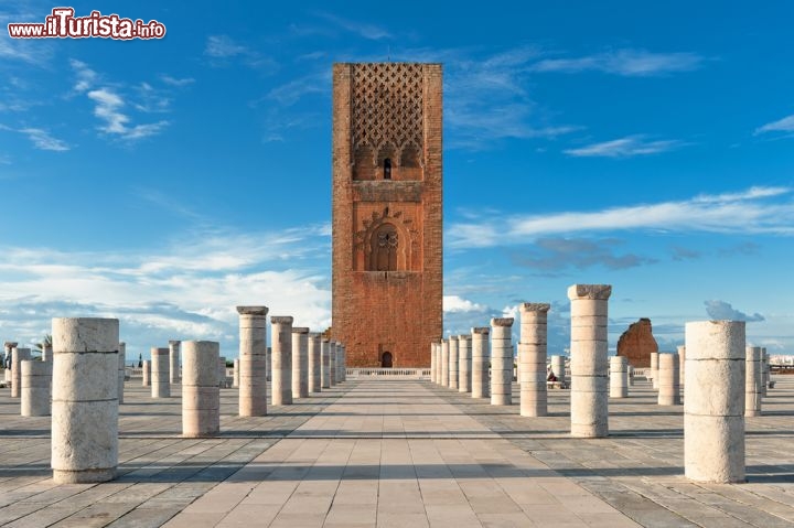Immagine Il monumentale ingresso del mausoleo Hassan II: a Rabat spicca per la sua altezza la Torre Hassan, che sorge al fondo di una piazza con colonne di pietra. Costruita con mattoni d'argilla rossa, fa parte del principale complesso turistico della capitale - © foto360 / Shutterstock.com