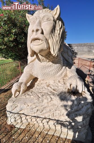 Immagine Il mostro della Tarasca che si trova davanti alla chiesa di Santa Marta aTarascona