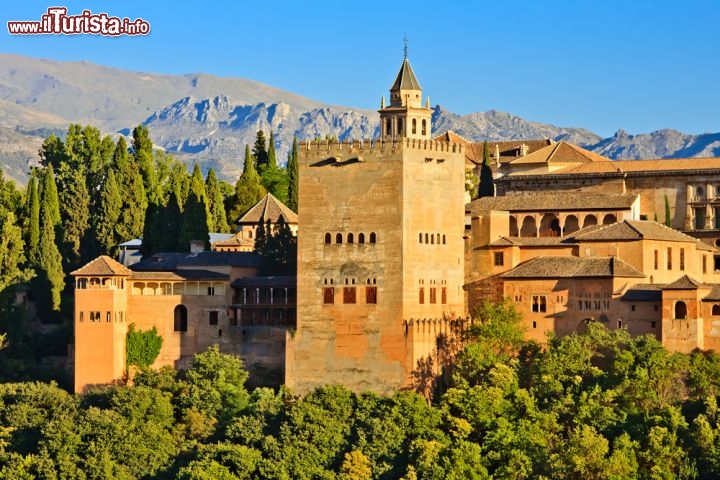 Immagine Il palazzo Alhambra al tramonto a Granada Spagna Andalusia - © S.Borisov / Shutterstock.com