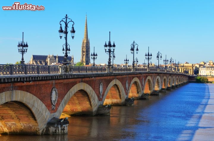Immagine Il ponte sulla Garonne a Bordeaux, sullo sfondo Cattedrale di San Michele - © Martin M303 / Shutterstock.com