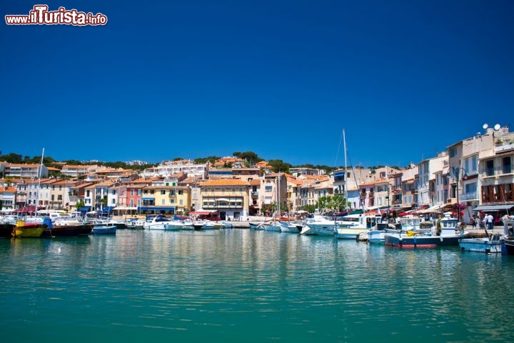 Immagine Il porto del borgo di Cassis in Francia. La Costa Azzurra è la principale meta turistica della Provenza - foto © Florian Augustin / Shutterstock.com