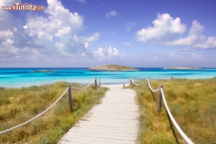 Immagine La Playa Illetas è un paradiso nella parte nord di Formentera, quella più viva e più battuta dai turisti: in estate è piuttosto affollata, sconsigliata a chi ama la solitudine, ma l'acqua cristallina e la sabbia bianca meritano senza dubbio una visita - © holbox / Shutterstock.com