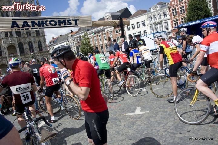 Immagine Il ritrovo in piazza a Oudenaarde per la Retroronde: i ciclisti "vintage" possono iscriversi a tre diversi percorsi, il più breve è di 40 km di lunghezza - © www.retroronde.be