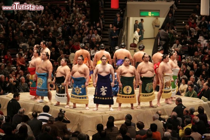 Immagine Incontro di Sumo a Tokyo, una delle attrazioni più tipiche della capitale del Giappone - © J. Henning Buchholz / Shutterstock.com