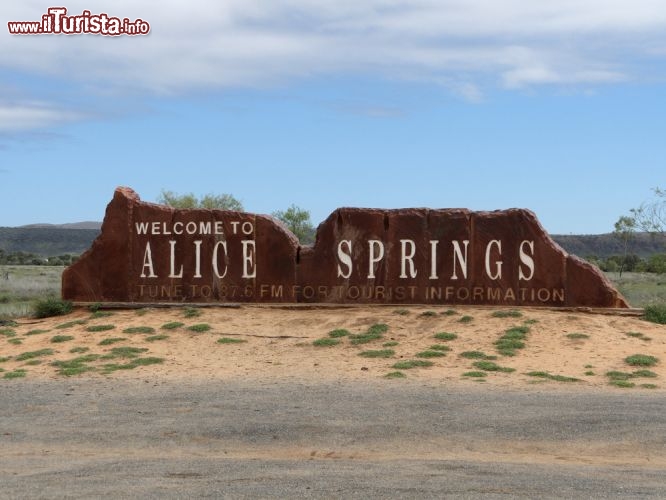 Immagine Ingresso della città di Alice Springs in Australia - © Katherine Welles / Shutterstock.com