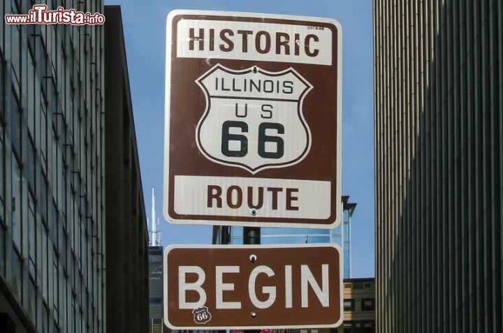 Immagine Inizio della Route 66 a Chicago, Illinois, Stati Uniti. Ci troviamo davanti all'Art Institute  - © Steve Lagreca / Shutterstock.com