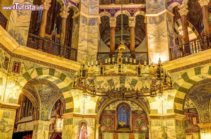 Immagine Il ricco interno della Cappella Palatina ad Aachen in Germania - © matthi / Shutterstock.com
