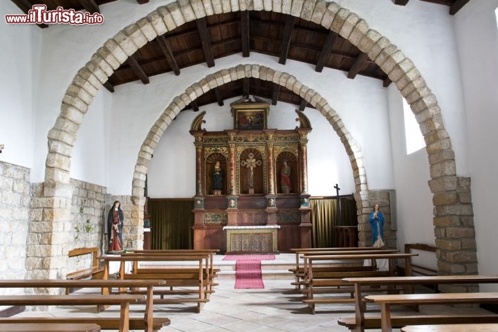 Immagine Interno della Chiesa di Santa Croce ad Aggius, in Sardegna - © Daniela Pelazza / Shutterstock.com