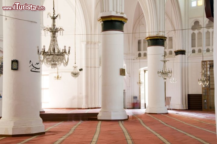 Immagine Interno della Moschea Selmiye a Nicosia: era la ex cattedrale gotica di Santa Sofia, nella capitale di Cipro - © rj lerich / Shutterstock.com