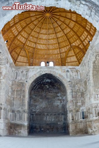 Immagine Interno del Palazzo Umayyade della Cittadella (Jabal al-Qal'a) di Amman in Giordania. Il soffitto in legno è stato restaurato con i fondi dell'UNESCO - © OPIS Zagreb / Shutterstock.com