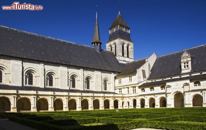 Immagine Interno del chiostro di Fontevraud: l'importante abbazia della Loira era stata convertita a carcere in epoca napoleonica - © Pyma / Shutterstock.com