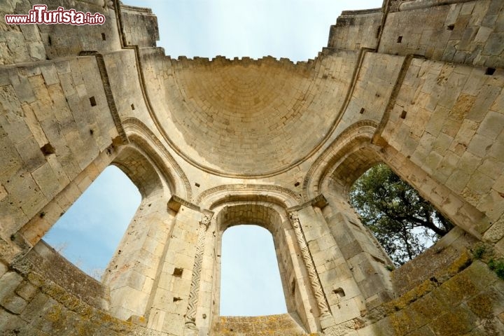 Immagine Interno della storica abbazia di Sauve-Majeure, in rovina. che si trova nei pressi di Bordeaux in Francia - © Stephane Bidouze / Shutterstock.com