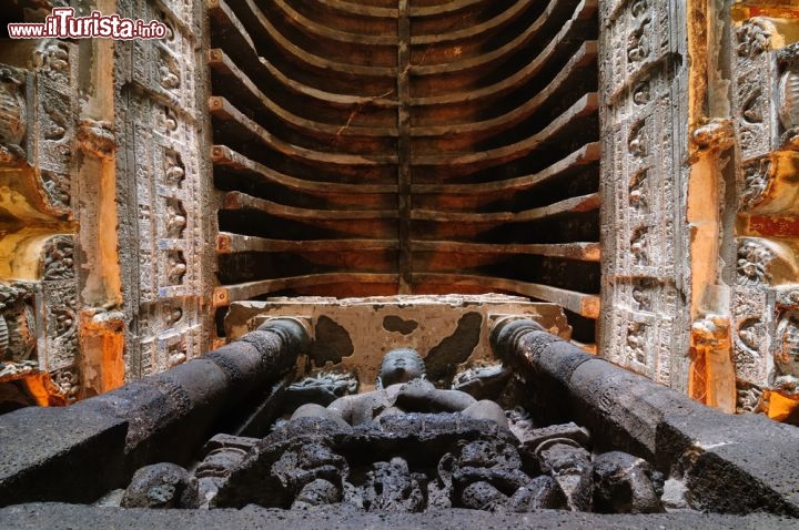 Immagine Interno di un tempio buddista nel complesso delle grotte di Ajanta (India) - © Rafal Cichawa / Shutterstock.com