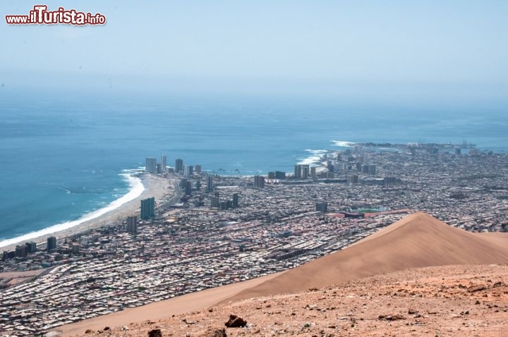 Immagine Iquique Cile: dal Mirador la città e la gigantesca duna Cerro dragon - © ALCE - Fotolia.com