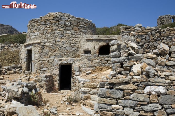 Immagine Alcuni resti archeologici sull'Isola di Saria, appena a nord di Karpathos, arcipelago del Dodecaneso, in Grecia - © baldovina / Shutterstock.com