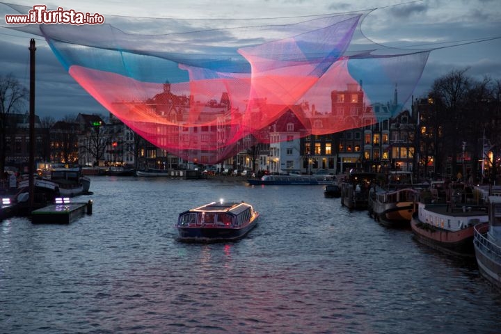 Immagine Fotografia notturna di Amsterdam durante il Festival della Luce - Una bella immagine notturna di un'installazione allestita a Amsterdam per l'annuale manifestazione dedicata alle luci © Rob van Esch / Shutterstock.com