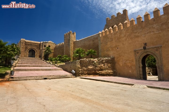 Immagine Porta Bab Oudaia: si trova nelle mura della Kasba degli Oudaia ed è considerata la porta principale d'accesso alla città vecchia, che domina la capitale del Marocco dall'alto - © WitR / Shutterstock.com