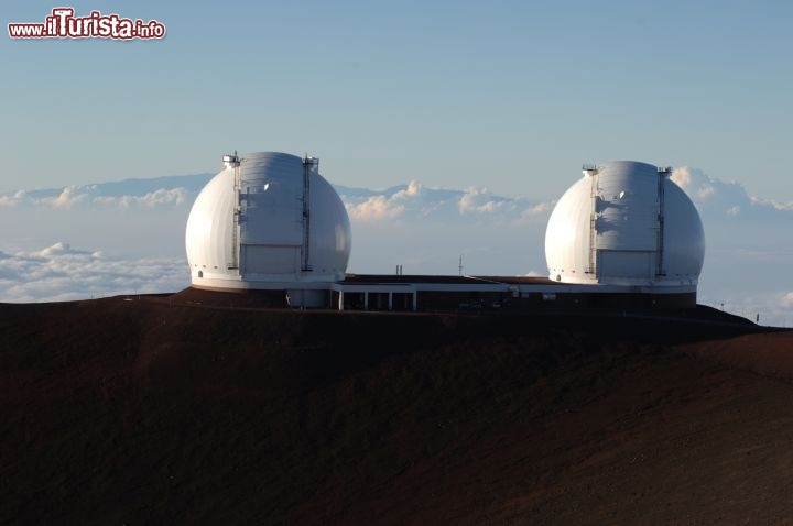 Immagine Keck I e Keck 2 sono due telescopi dell'osservatorio di Mauna Kea, sull'omonimo vulcano dell'Isola di Hawaii, nel bel mezzo del Pacifico. La location è perfetta per un osservatorio astronomico, che necessita di altitudine elevata (oltre 4.000 m) e isolamento - © Bivb / www.hvcb.org