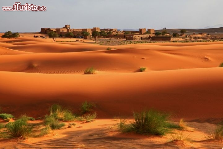 Immagine Una Khasba Fortificata vicino a Merzouga: qui sitrovano le celebri dune sabbia dell'Erg Chebbi uno dei mari di sabbia più noti del Marocco - © Marcel Baumgartner / Shutterstock.com