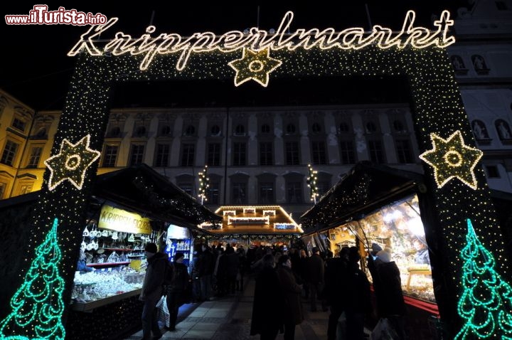 Immagine Kripperlmarkt, ovvero il Mercatino dei Presepi che si trova all'interno del Munchner Christkindlmarkt, il Mercatino di Natale di Monaco di Baviera