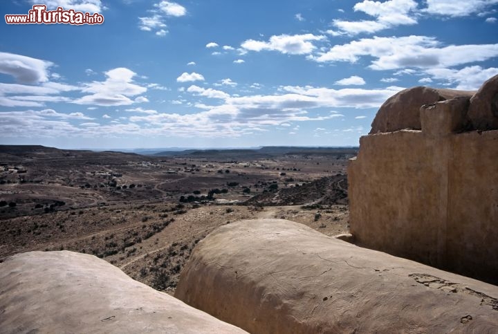Immagine il tetto di un ksour a Ksar Ouled Soltane: i granai fortificati detti anche ghorfas, sono costruzioni berbere tipiche della regione di Tataouine in Tunisia - © StephanScherhag / Shutterstock.com