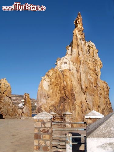 Immagine L'Ago di Tabarka, una delle rocce più particolari di questo angolo di Tunisia .La formazione così particolare, fa parte del gruppo delle Les Aiguilles, modellate dall'azione del mare e soprattutto del vento  - © JOSEPH S.L. TAN MATT / Shutterstock.com
