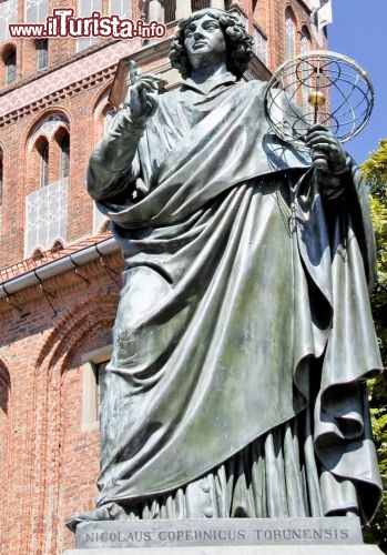Immagine L'astronomo Copernico, il padre del sistema eliocentrico, celebrato in piazza a Torun, in Polonia la città che lo vide nascere 540 anni fa - © Marcin-linfernum / Shutterstock.com