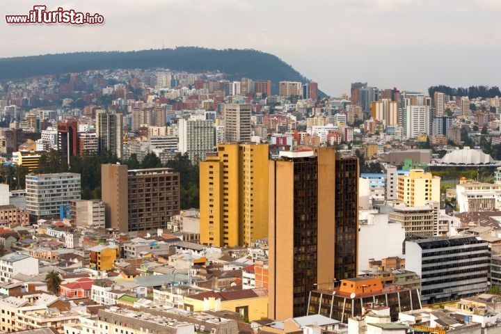 Immagine La parte settentrionale di Quito, Ecuador, è quella più moderna: una fitta foresta di grattacieli che sembrano volere competere in altezza con le montagne circostanti. Fu però la parte storica della città, quella più antica, a valere a Quito l'inserimento tra i Beni Patrimonio dell'Umanità nel 1978 - © Ammit Jack / Shutterstock.com
