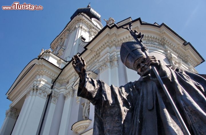 Immagine La statua di Karol Woytyla davanti alla chiesa Plac Jana Pawla II