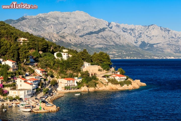Immagine La Costa Dalmata nei pressi di Spalato, Croazia, lambita da un Adriatico blu intenso e incorniciata dalle montagne - © anshar / Shutterstock.com