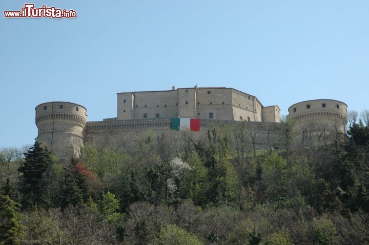 Immagine La Fortezza di San Leo vista dal paese