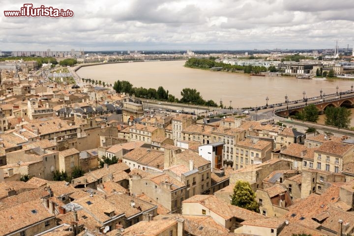 Immagine La Garonne ed i tetti del centro di Bordeaux Aquitania Francia  - © Stephane Bidouze / Shutterstock.com