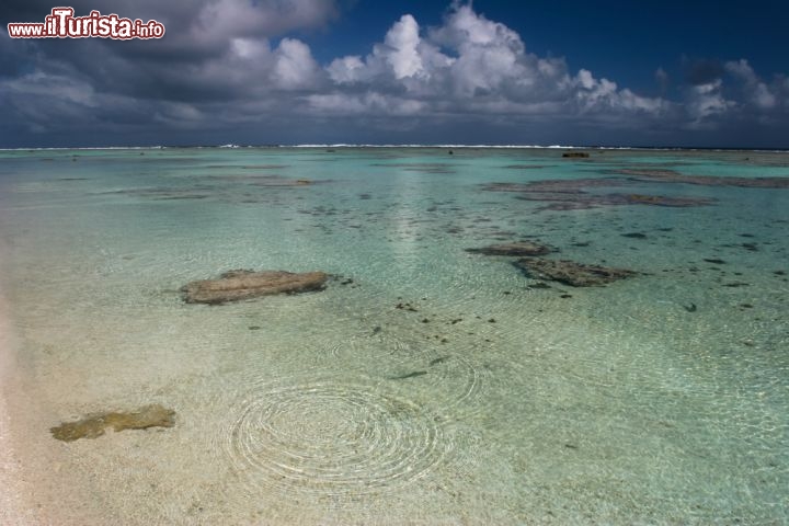 Immagine La laguna di Maupiti, nella Polinesia Francese. L'isola si presenta come un atollo: al centro della laguna, abbracciata da un anello di terra, si innalnza l'affascinante vulcano Teurafaatui. Per centinaia di metri il fondale è basso e le acque sono tranquille, contenute dalla barriera del reef - © Piotr Gatlik / Shutterstock.com