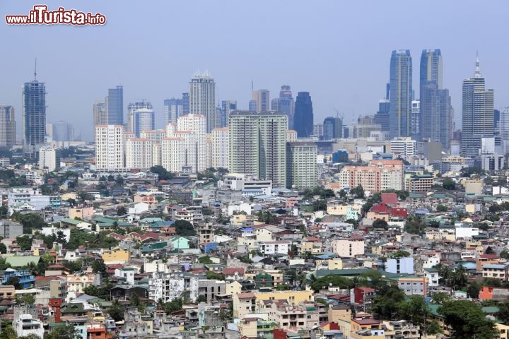 Immagine La Manila moderna contrasta fortemente con i sobborghi popolari, con le casebasse, tipiche delle Filippine - © donsimon / Shutterstock.com