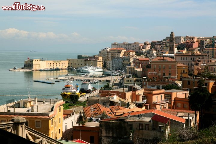 Immagine La baia di Gaeta è una delle mete di villeggiatura più note del Lazio meridionale - © onairda / Shutterstock.com