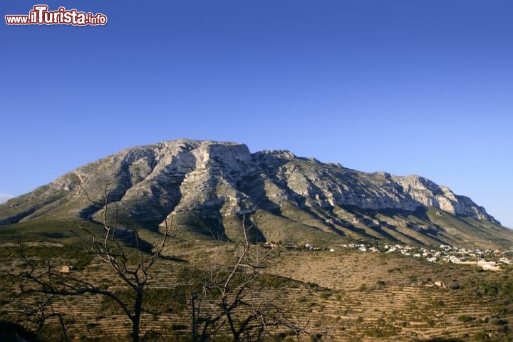 Immagine La caratteristica montagna chiamata Mongò si trova alle spalle di Denia, lungo la Costa Blanca della Comunità Valenciana, in Spagna - © holbox / Shutterstock.com